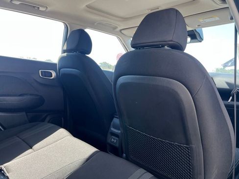Used 2025 Hyundai Venue SEL FWD image 16