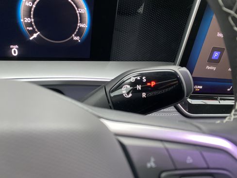 New 2025 Volkswagen Tiguan SE image 18