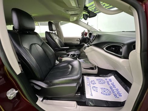 Used 2019 Chrysler Pacifica Touring-L FWD image 28