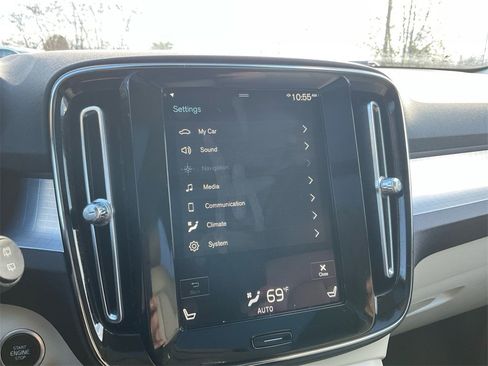 Used 2021 Volvo XC40 T5 Momentum image 24