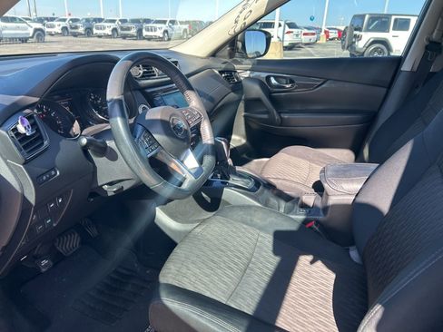 Used 2018 Nissan Rogue SV w/ Premium Package image 10