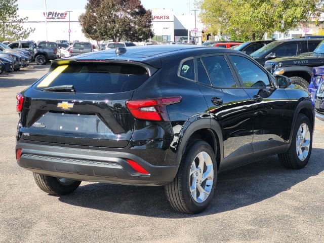 Used 2024 Chevrolet Trax LS w/ LS Convenience Package FWD image 4