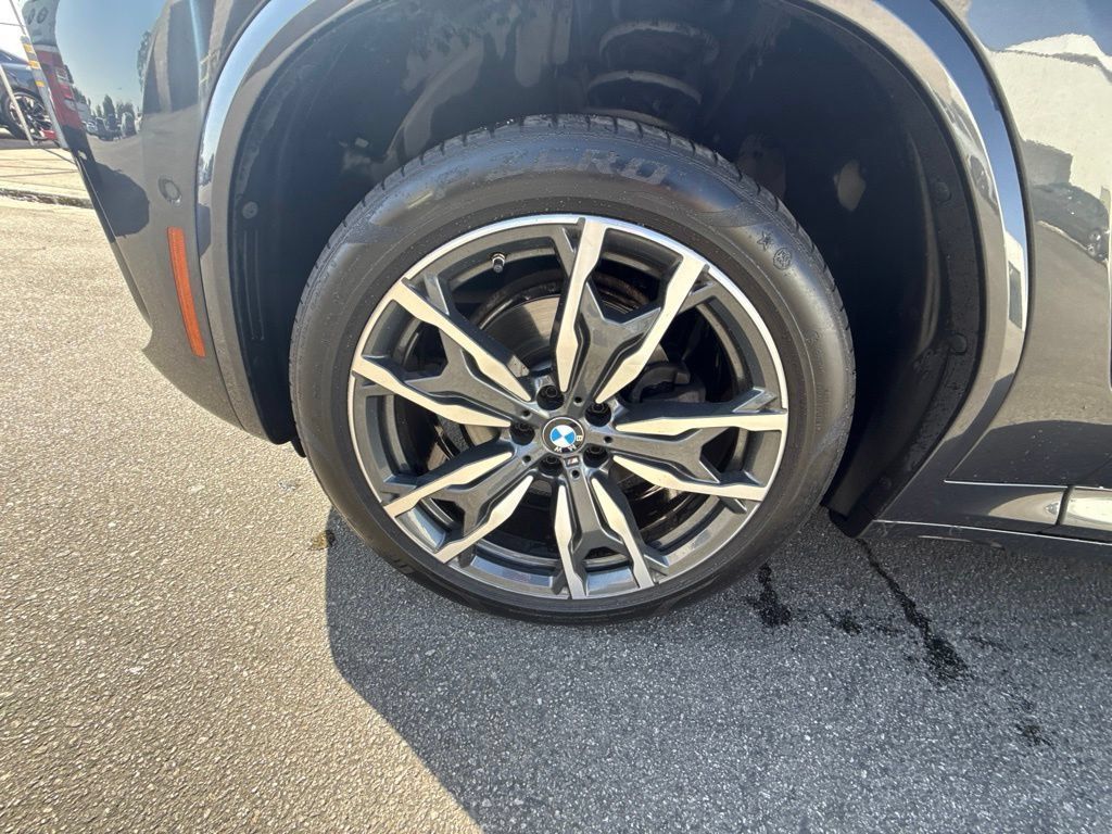 Used 2022 BMW X4 xDrive30i w/ M Sport Package AWD/4WD image 4