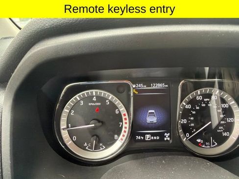 Used 2017 Nissan Titan SV AWD/4WD image 16