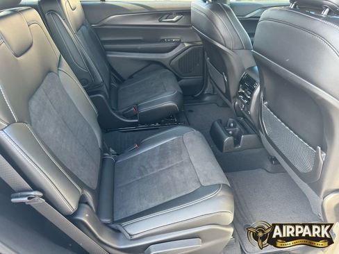 New 2025 Jeep Grand Cherokee L Laredo image 13