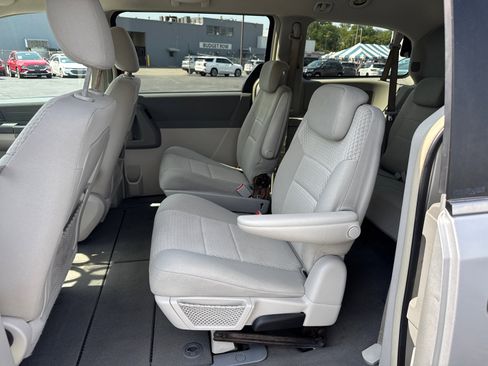 Used 2009 Chrysler Town & Country LX image 7