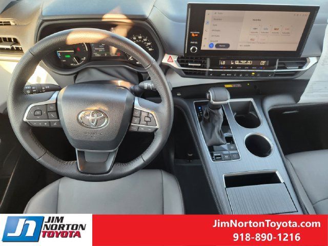 Used 2026 Toyota Sienna XLE FWD image 26