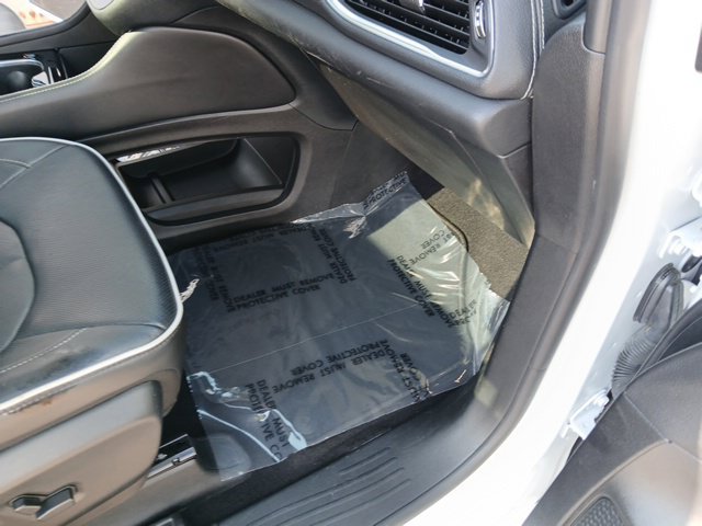 Used 2025 Chrysler Pacifica Limited FWD image 29