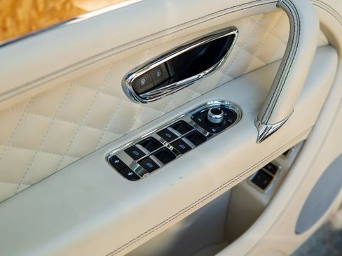 Used 2017 Bentley Bentayga AWD/4WD image 18