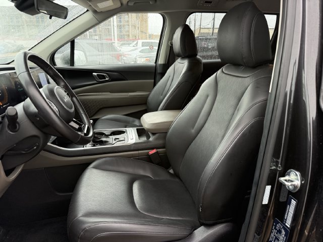 Used 2025 Kia Carnival FWD image 25
