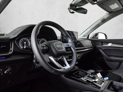Certified 2025 Audi Q5 2.0T Premium Plus w/ Premium Plus Package AWD/4WD image 10