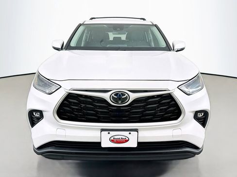 Used 2022 Toyota Highlander LE FWD image 2