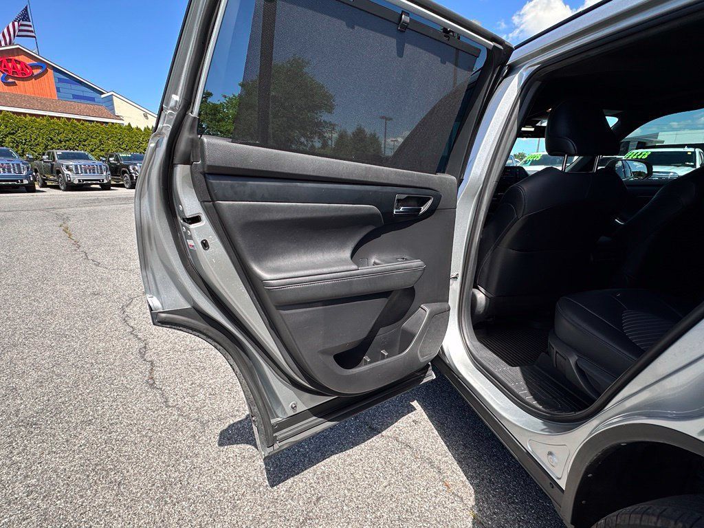 Used 2021 Toyota Highlander XSE AWD/4WD image 24