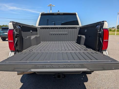 Used 2025 Toyota Tacoma SR5 AWD/4WD image 29