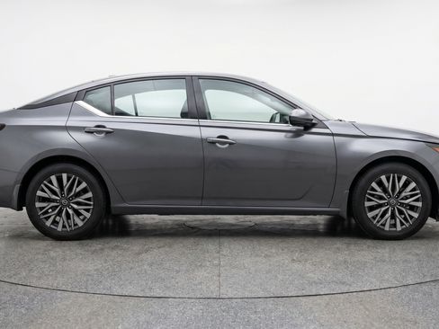 Used 2025 Nissan Altima 2.5 SV FWD image 11