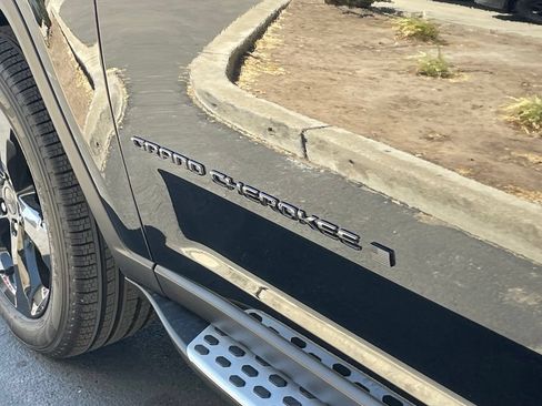 New 2026 Jeep Grand Cherokee L Limited w/ Limited Altitude Package AWD/4WD image 6