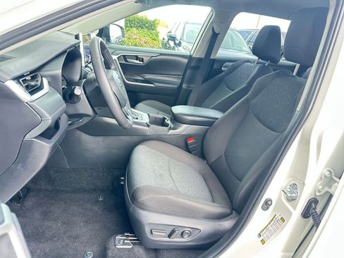 Used 2025 Toyota RAV4 XLE image 36