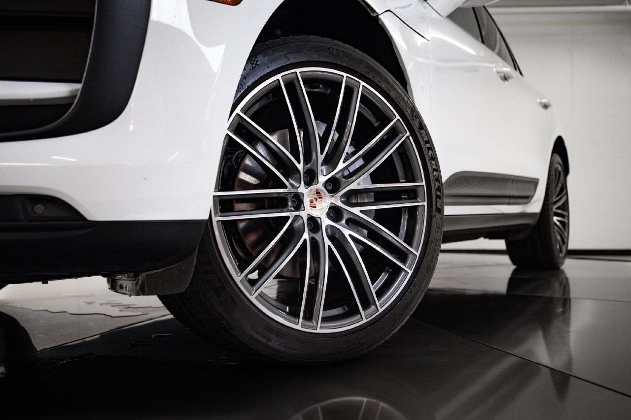 Certified 2024 Porsche Macan AWD/4WD image 12