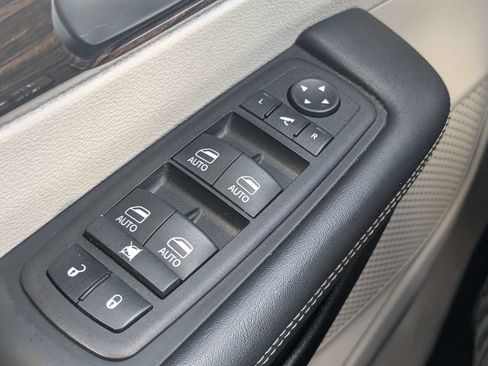 Used 2023 Chrysler Pacifica Limited FWD image 34