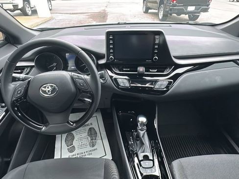 Used 2022 Toyota C-HR XLE image 16