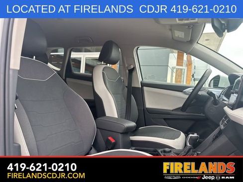 Used 2025 Volkswagen Taos SE AWD/4WD image 14