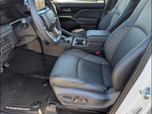 Used 2025 Toyota Tacoma TRD Sport image 15