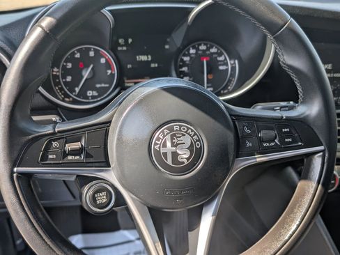 Used 2017 Alfa Romeo Giulia image 25