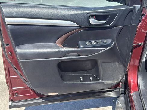 Used 2019 Toyota Highlander XLE FWD image 12