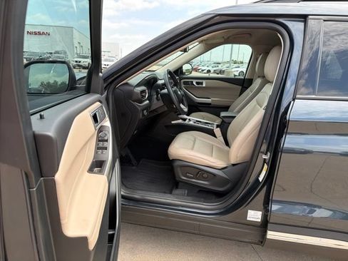 Used 2023 Ford Explorer XLT w/ Equipment Group 202A AWD/4WD image 17