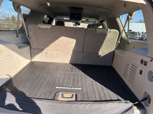 Used 2019 Cadillac Escalade ESV Premium Luxury image 31