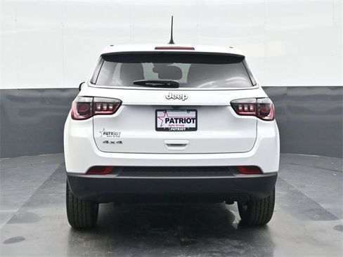 Used 2025 Jeep Compass Sport image 3