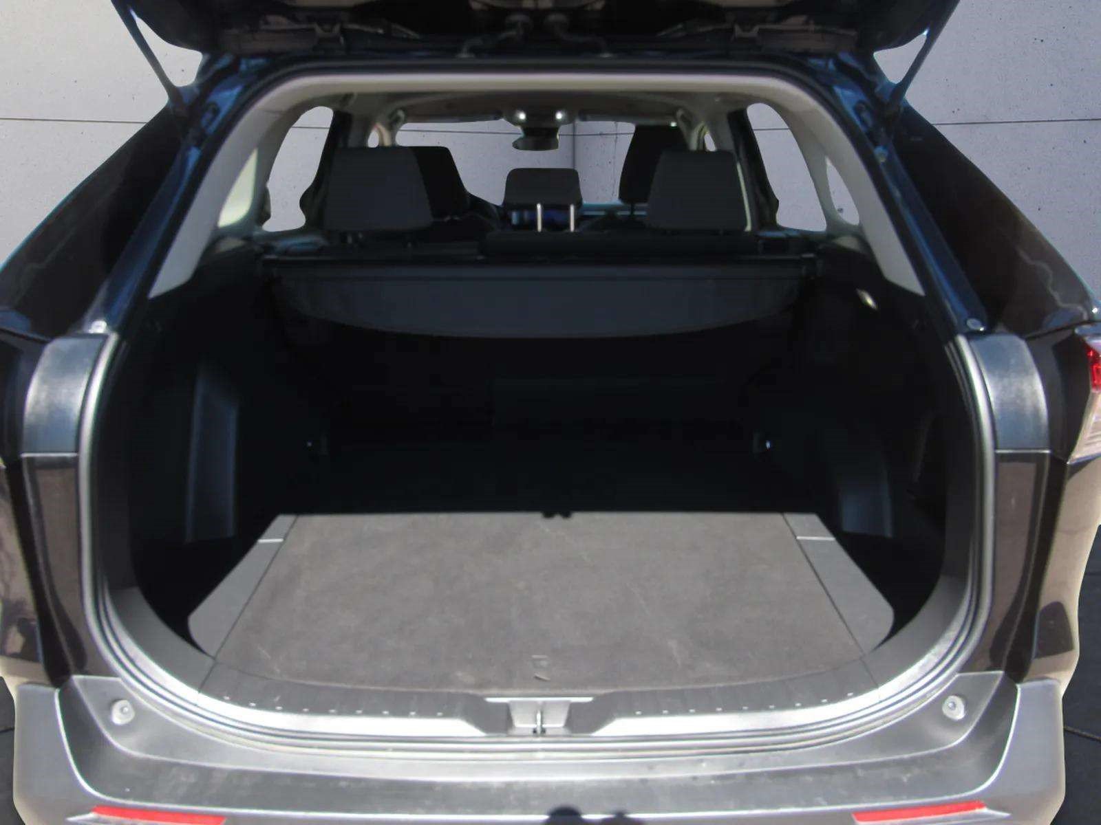 Used 2025 Toyota RAV4 XLE FWD image 12
