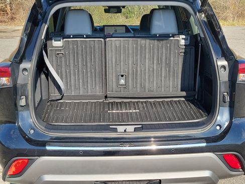 Used 2023 Toyota Highlander Platinum AWD/4WD image 18