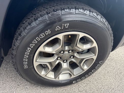 Used 2020 Jeep Cherokee Trailhawk image 3