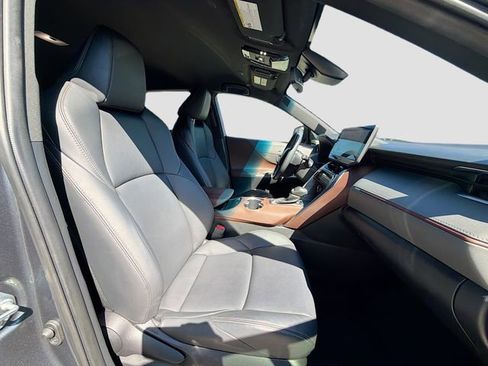 Used 2023 Toyota Venza XLE image 18