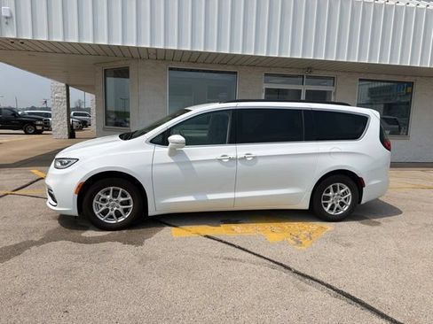 Used 2022 Chrysler Pacifica Touring-L FWD image 4