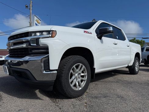 Used 2022 Chevrolet Silverado 1500 LT AWD/4WD image 2