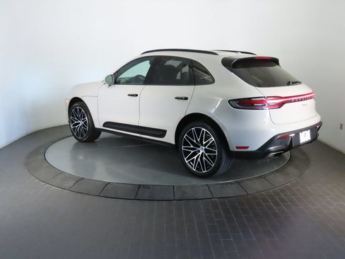 Certified 2022 Porsche Macan AWD/4WD image 3