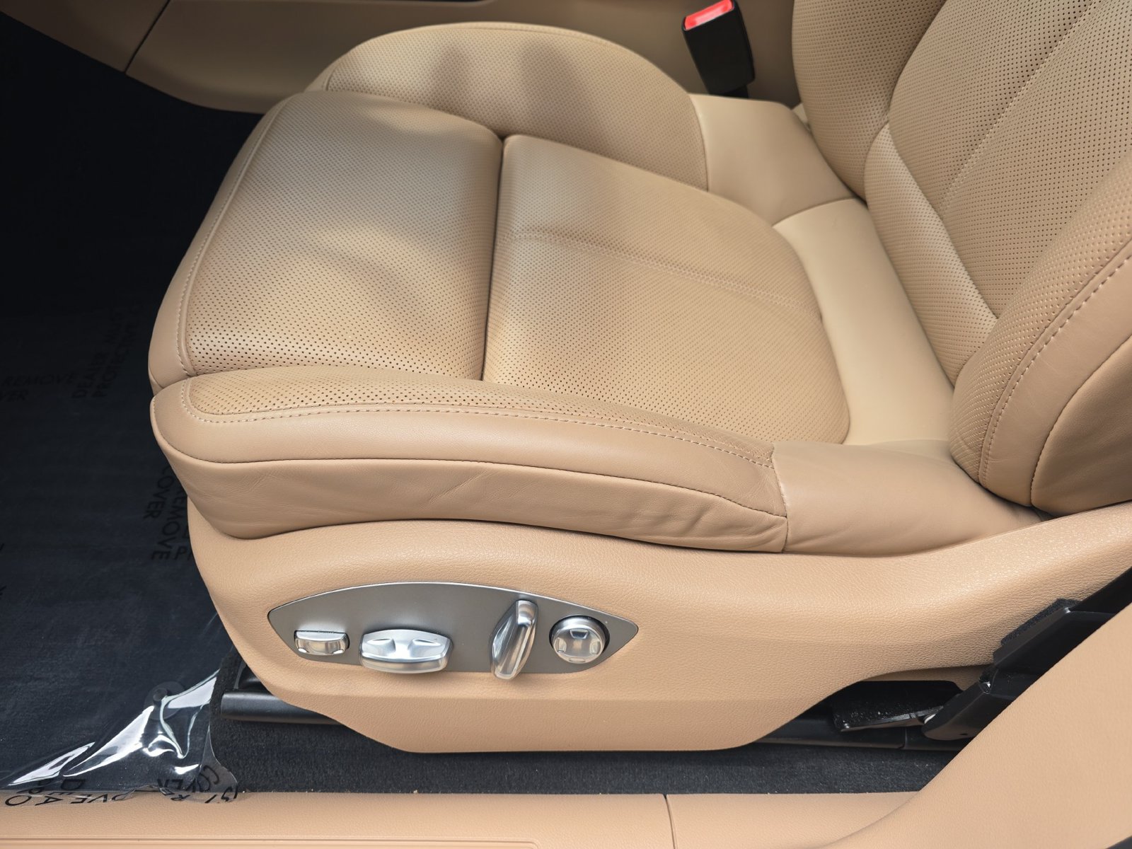 Certified 2026 Porsche Macan AWD/4WD image 16