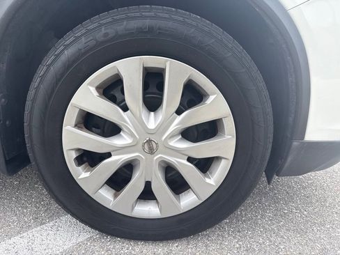 Used 2018 Nissan Rogue S FWD image 12
