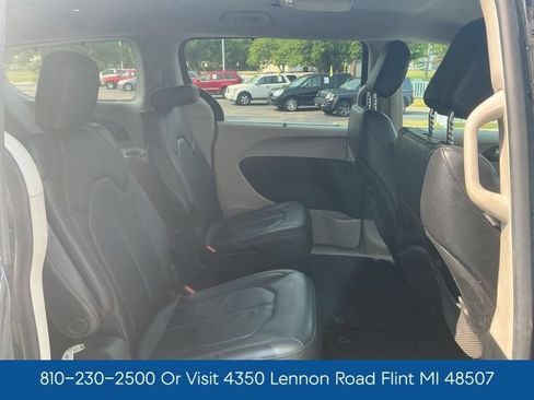 Used 2017 Chrysler Pacifica Touring-L FWD image 31