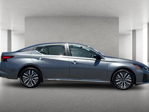 Used 2025 Nissan Altima 2.5 SV FWD image 3