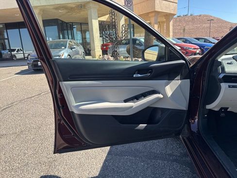 Used 2024 Nissan Altima 2.5 SV FWD image 9