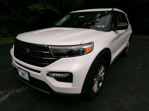 Used 2023 Ford Explorer XLT w/ Equipment Group 202A AWD/4WD image 4