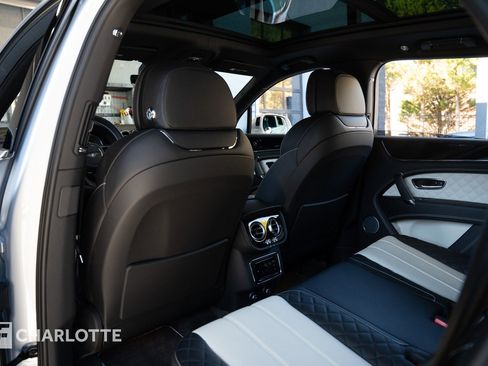 Used 2020 Bentley Bentayga Plug-In Hybrid image 35