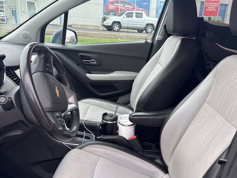 Used 2019 Chevrolet Trax LT w/ LT Convenience Package image 3