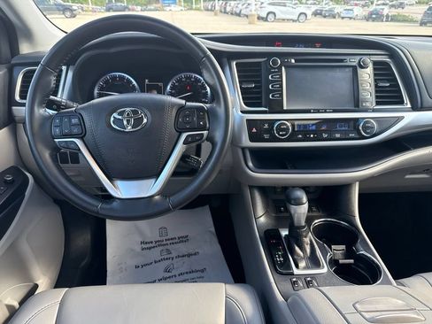 Used 2019 Toyota Highlander XLE AWD/4WD image 11