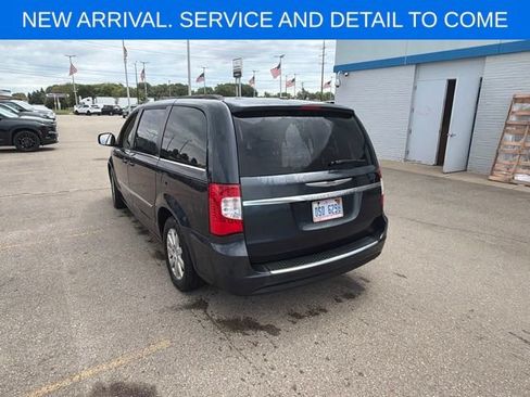 Used 2014 Chrysler Town & Country Touring FWD image 10