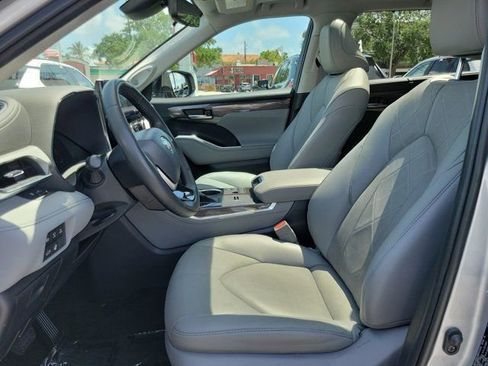Used 2023 Toyota Highlander Platinum AWD/4WD image 12