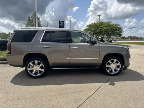 Used 2019 Cadillac Escalade Luxury AWD/4WD image 4